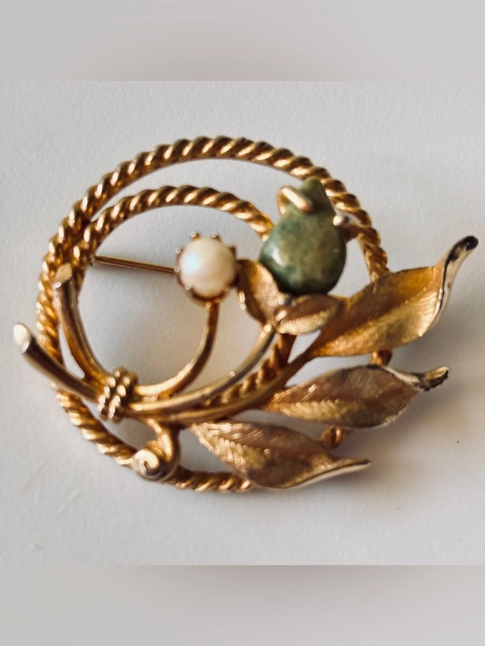 Vintage Sarah Cov Gold Tone Wreath Pin Textured Leaf Faux Pearl Green Accent